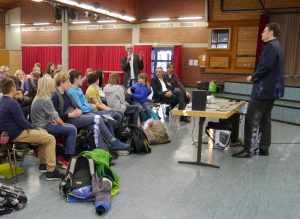 151208 FMG Krings vor Schülern